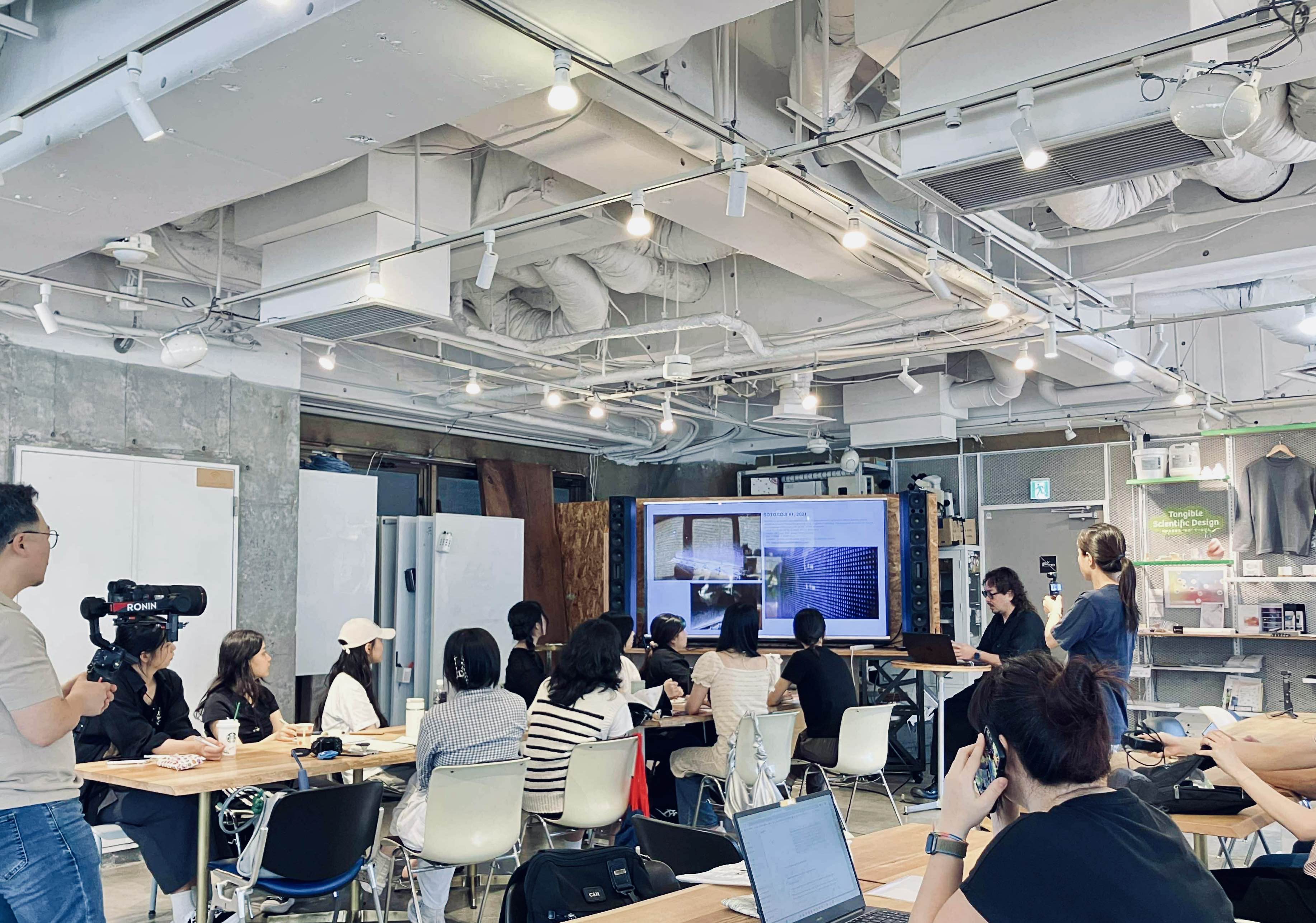 Spoke at "ART CAMP" jointly organized by the National Asian Culture Center and the Mori Art Museum